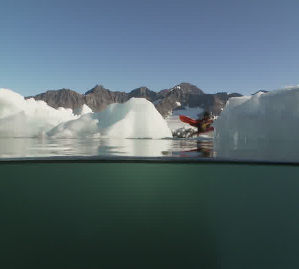 Alban_passe_entre_deux_glaces.jpg