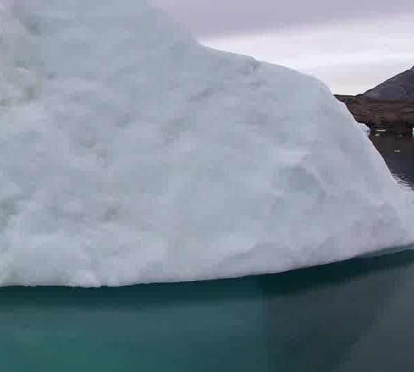 Bateau_contre_iceberg.jpg