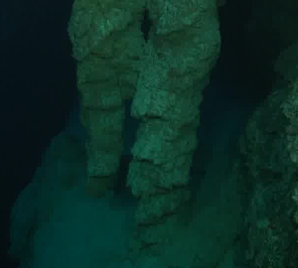 Camera_passe_entre_stalactites