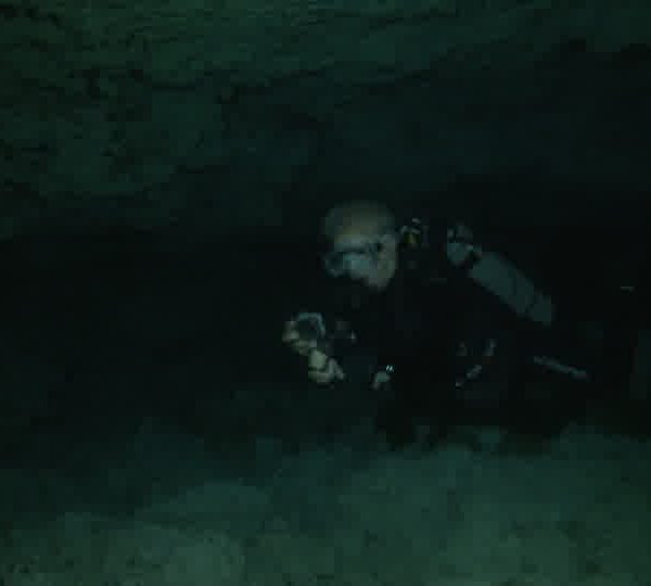 Cenote_Jacques_avec_sa_Gopro.jpg