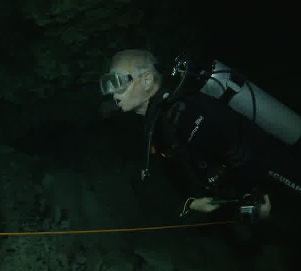 Cenote_Jacques_passe.jpg