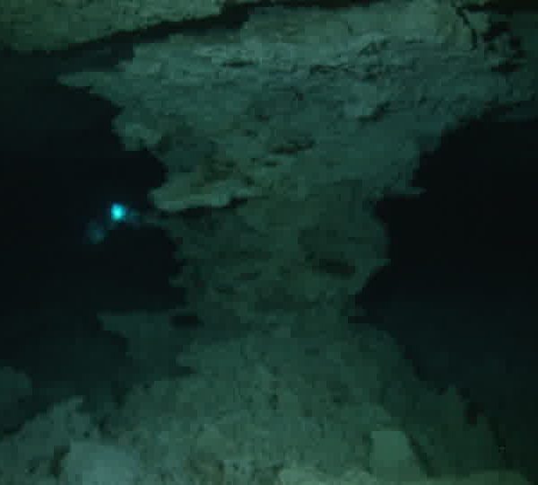 Cenote_rocher_dans_haloclean.jpg