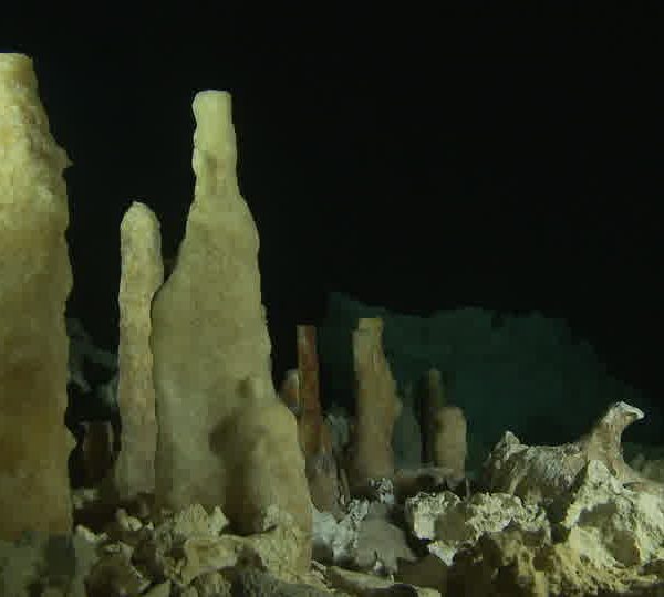 Cenote_stalagmites_plan_fixe.jpg