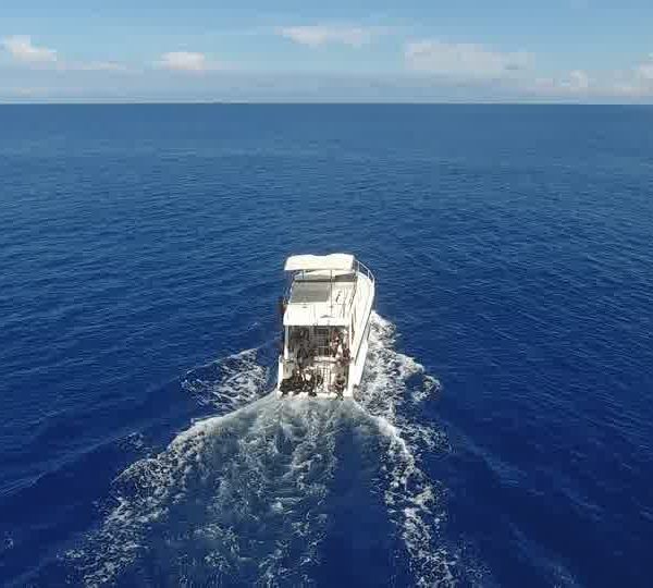 DJI_0010_Bateau_avec_eco_volontaires.jpg