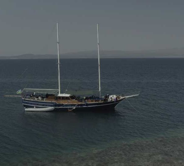 DJI_0101_Bateau_Ketch_tourne_autour