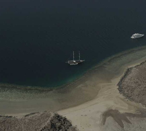 DJI_0108_Bateau_Ketch_et_vue_de_la_montagne