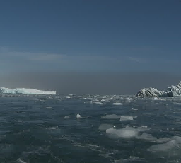 Deux_icebergs_plan_large.jpg