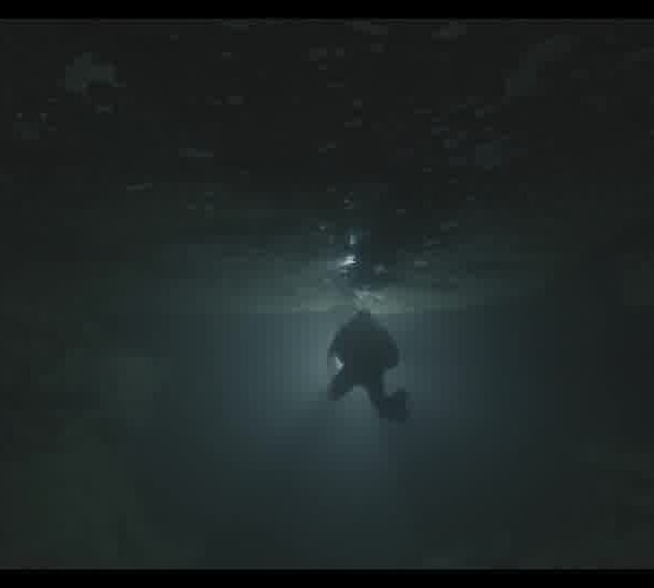 Diver_with_a_flashlight_swimming_in_a_dark_underwater_cave_1609301D