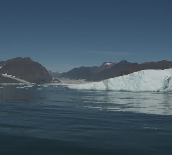 Front_de_glacier_avec_iceberg.jpg