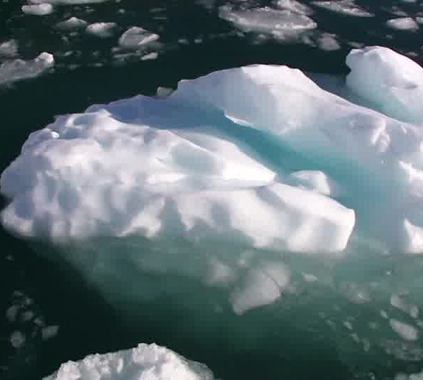 Glace_gros_plan_et_petit_iceberg_tourne_sur_lui.jpg