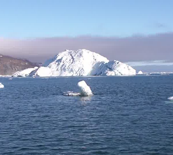 Gros_iceberg_devant_montagne.jpg