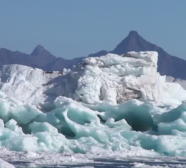 Iceberg_blanc_et_bleu_dans_Brasch_plan_moyen.jpg