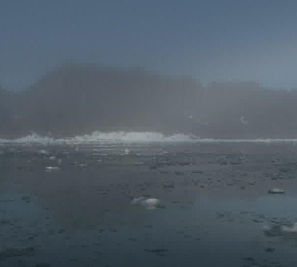 Iceberg_devant_cote_dans_brume_plan_large_et_plan_moyen.jpg
