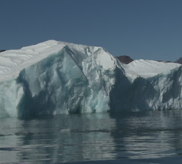 Iceberg_devant_cote_plan_moyen.jpg