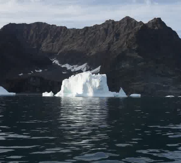 Iceberg_devant_montagne.jpg