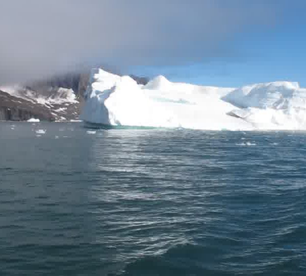 Iceberg_devant_montagne_avec_brume_G12.jpg
