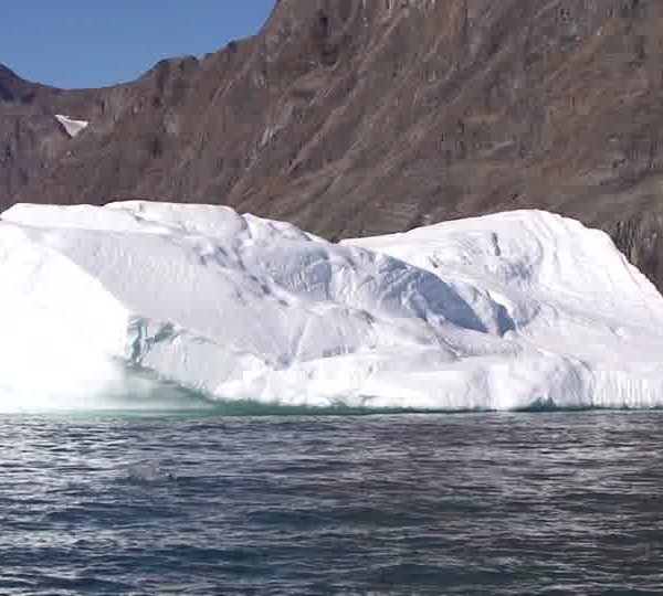 Iceberg_devant_montagne_marron.jpg