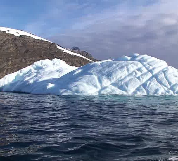 Iceberg_et_montagne_marron.jpg