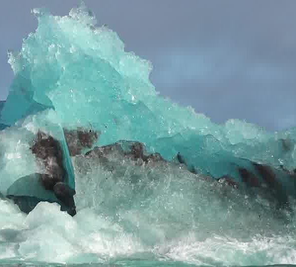 Iceberg_se_retourne_gros_plan.jpg
