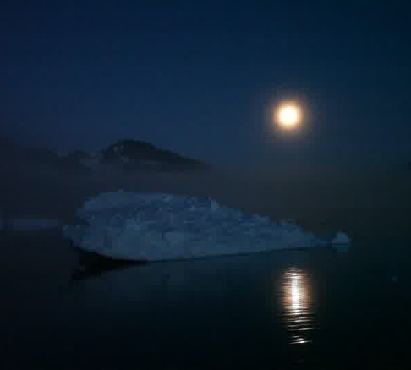 Lune_au_dessus_de_brume_et_iceberg_bruit.jpg