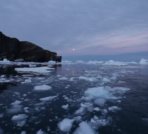Lune_avec_iceberg_plan_large.jpg