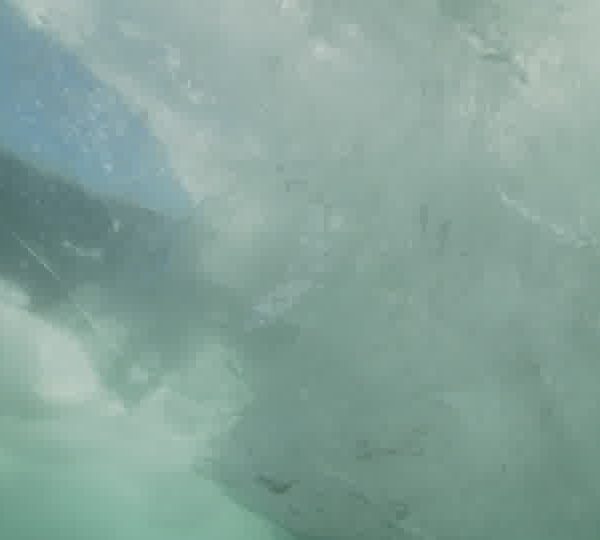 Montagne_vue_a_travers_glace_et_long_travelling_dessous.jpg