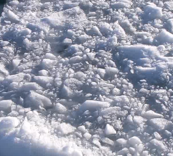 Passage_dans_brasch_iceberg_de_cote_et_glace_qui_craque.jpg