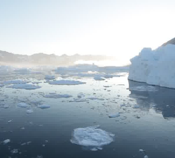 Passage_dans_brasch_mur_de_glace_et_pano_sur_kayaks.jpg