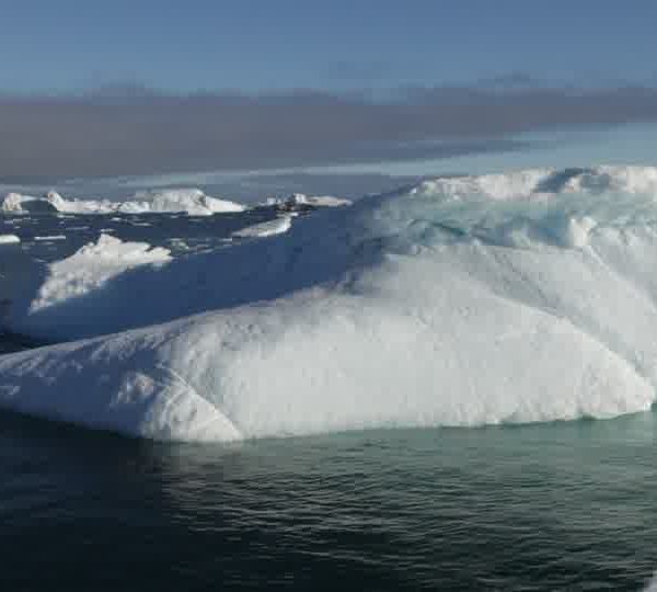 Passage_dans_brash_cote_droit_petit_iceberg.jpg