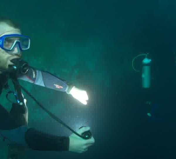 Plongeur_descend_dans_Blue_Hole_contre_champ
