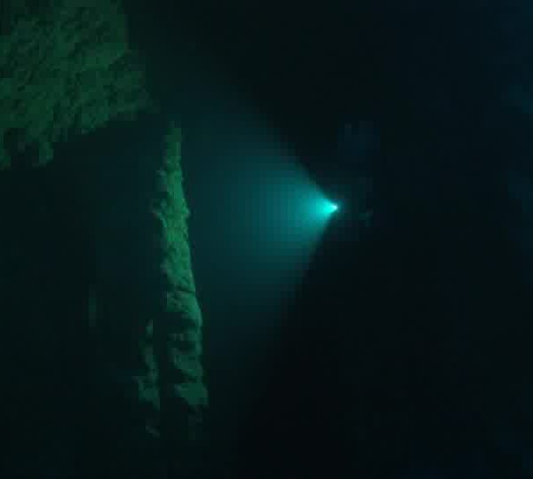 Plongeur_passe_entre_stalactites
