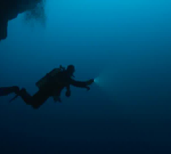 Plongeur_sort_des_stalactites