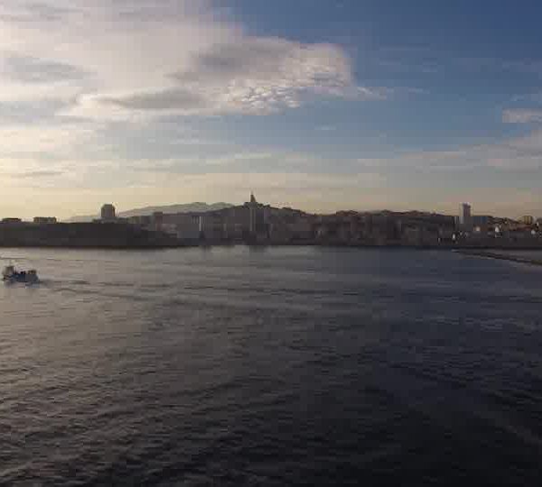 Vue_large_de_Marseile_au_lever_du_jour