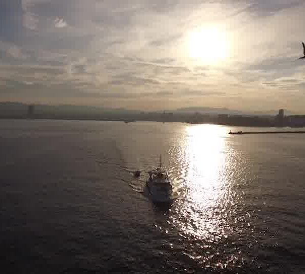 bateaux_au_large_de_marseille_soleil_levant